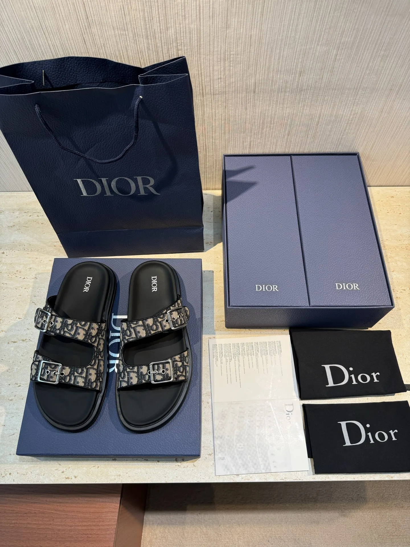 Factory price: 320💰Djia Aqua men's slippers and sandals, Dior's Aqua sandals are elegant and casual. The cross-strap design is reinterpreted in CD Diamond canvas, inspired by the brand's archives. Finished with a branded logo and tonal notch sole, they can be worn easily with shorts or jeans for a sophisticated look. Size:39-44(38 45 customized)